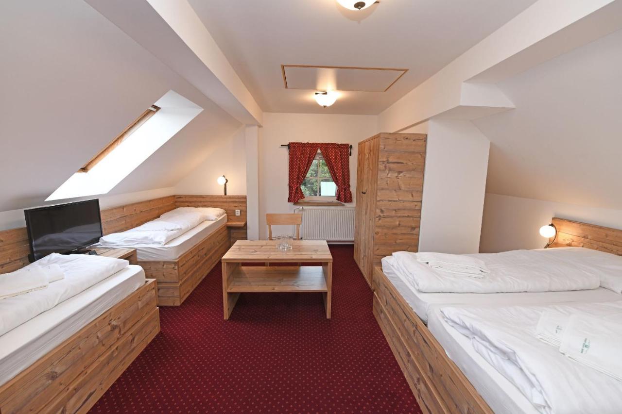 Hotel Konsel Ricky (Hradec Kralove) Exterior foto